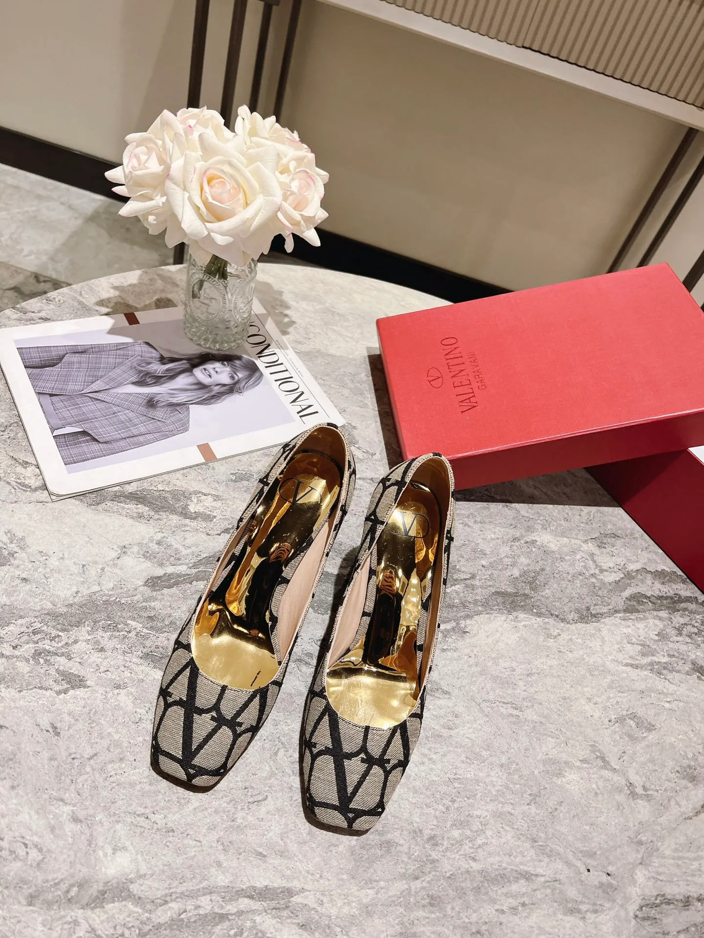 👟👟Ex-factory price 440👟👟 Genuine leather sole +40 Top version 𝑉𝐴𝐿𝐸𝑁𝑇𝐼𝑁𝑂 Valentino new spring and summer women's 5⃣️ color spring shoes. The unique [V logo fabric print pattern] brings out a full sense of high-end, and the new season will live up to expectations! Worth buying★Absolutely high-grade❥Original method, Absolutely sensual❥Elegant style, creating a different feeling, simple and elegant style!  Code number: 35-41 (34-42 customized) Fabric: Fabric printed cloth Lining: Sheepskin lining Heel height: 6cm～8.5cm2⃣️ options Leather outsole Rubber outsole